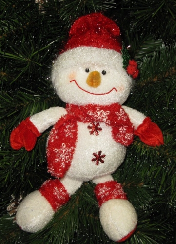 Снеговик пришел в гости к бабушке в праздничной народной одежке.