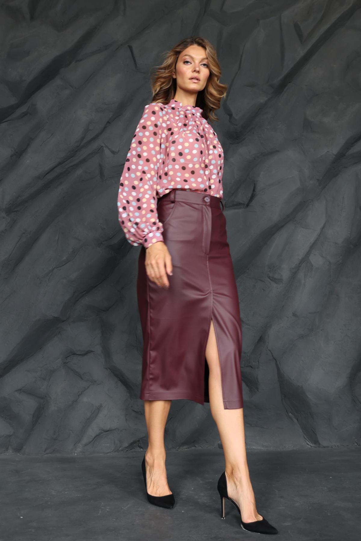 Юбка прямая из экокожи с разрезом по переду