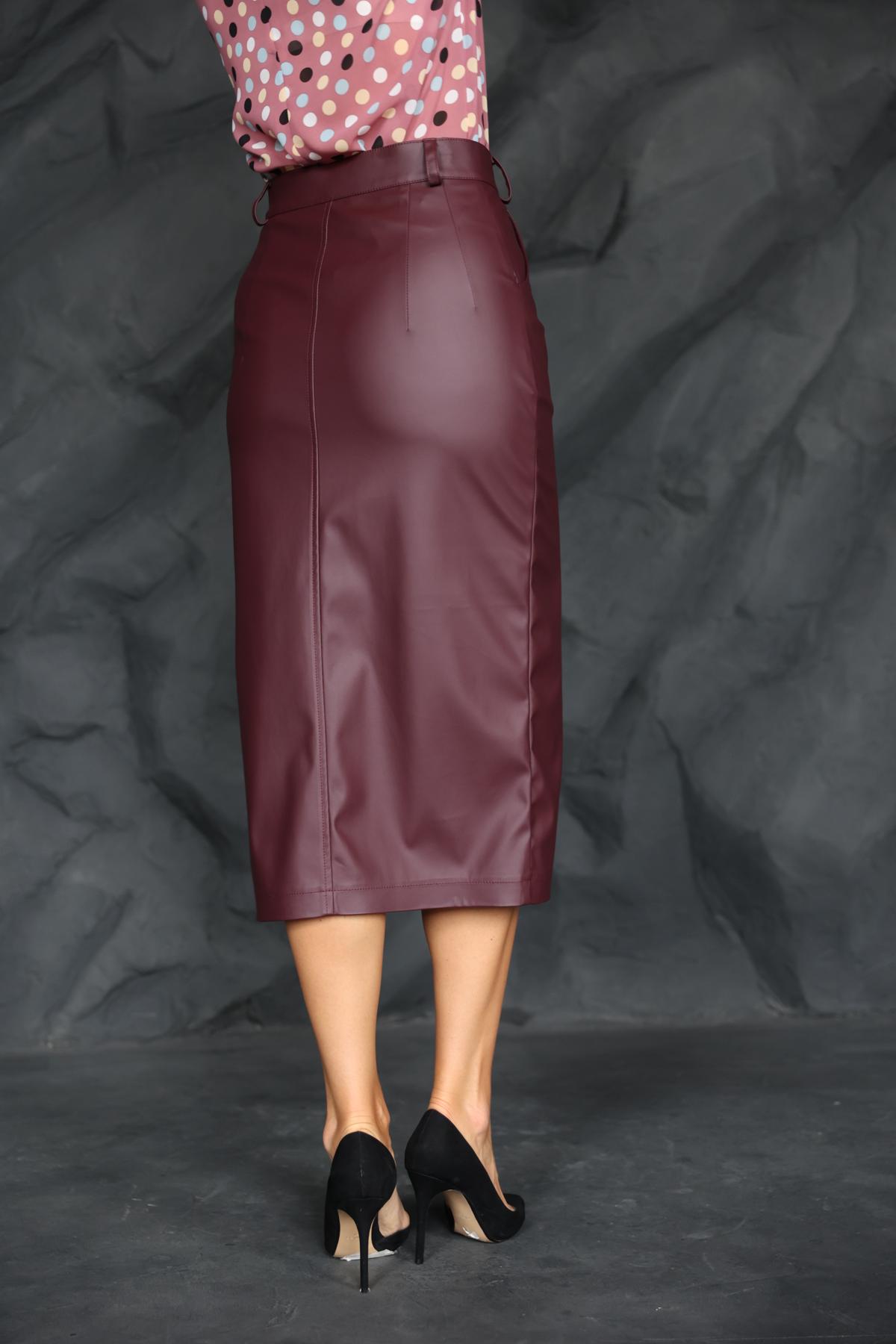 Юбка прямая из экокожи с разрезом по переду