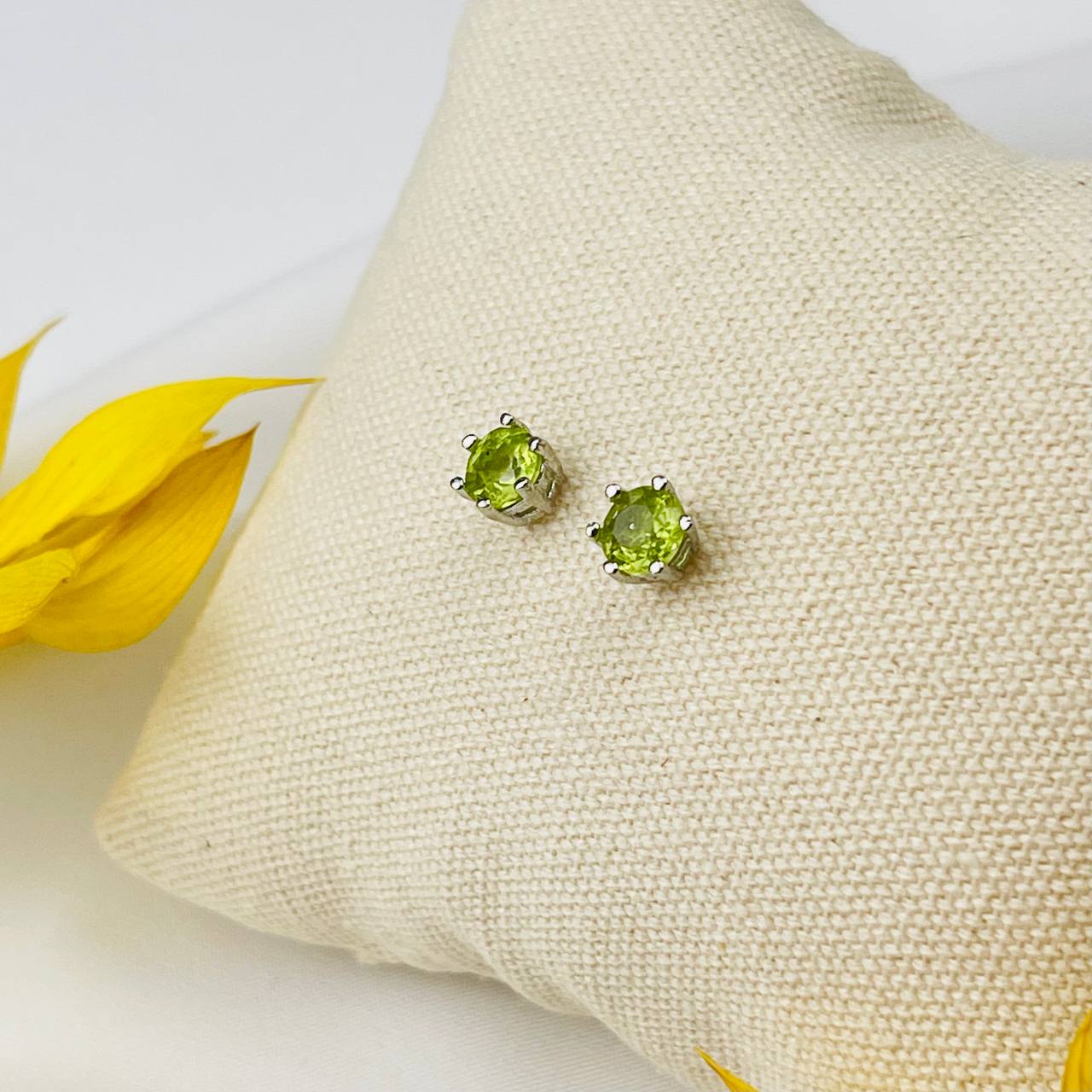 Радуга Самоцветов Серьги-пусеты с Хризолитом