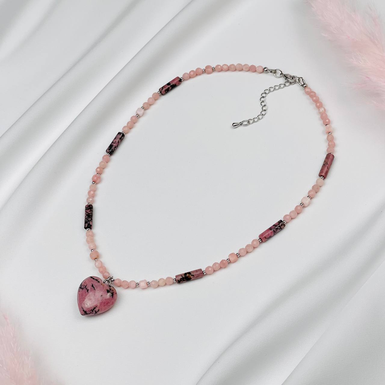 Радуга Самоцветов Бусы из розового Кальцита и Родонита с кулоном