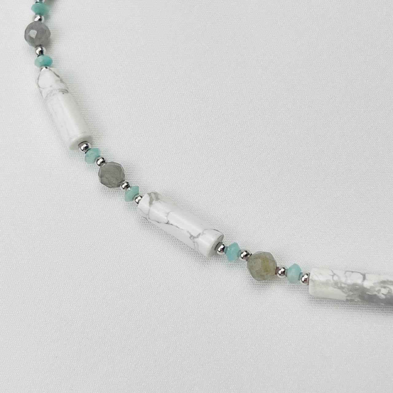 Радуга Самоцветов Колье из Говлита,Лабрадора и Амазонита