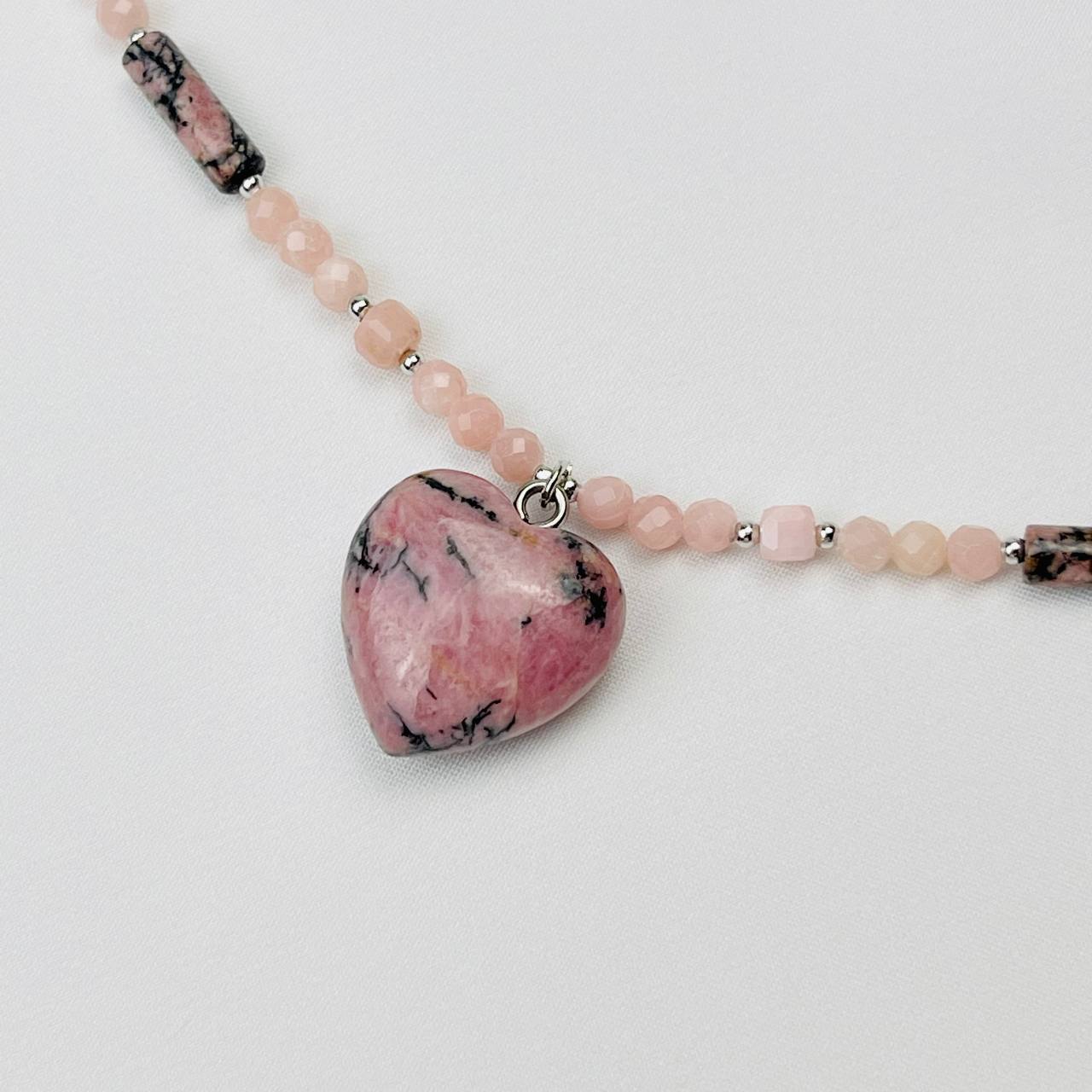 Радуга Самоцветов Бусы из розового Кальцита и Родонита с кулоном