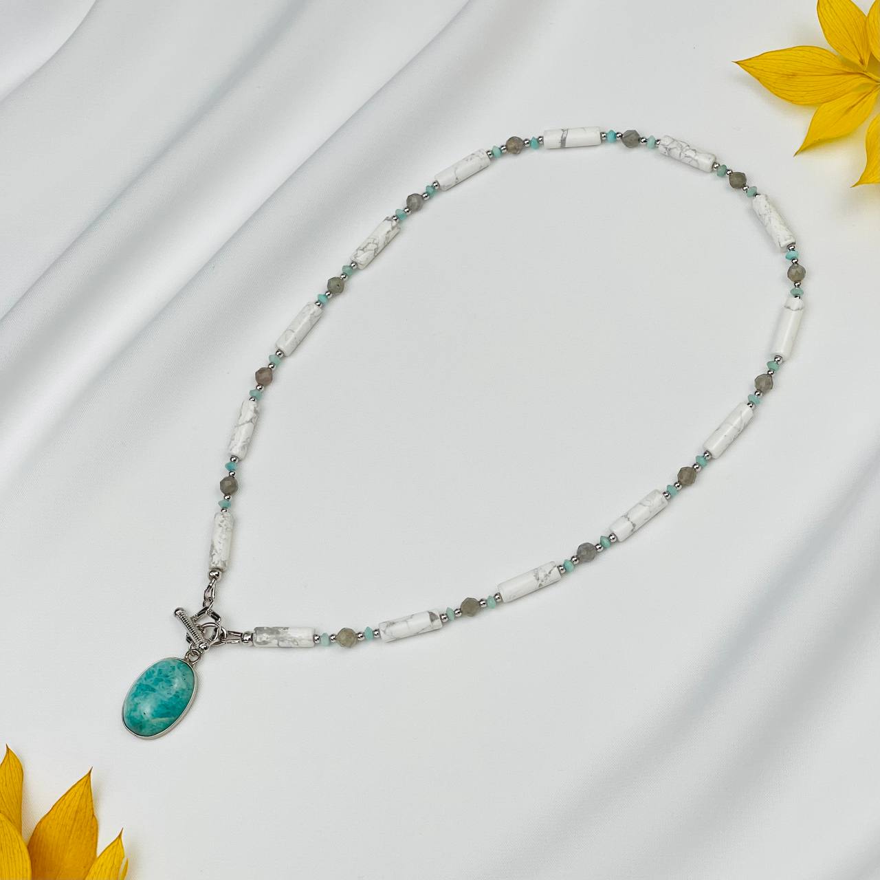 Радуга Самоцветов Колье из Говлита,Лабрадора и Амазонита