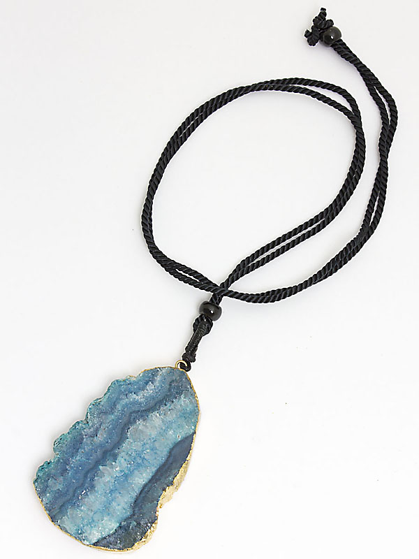 2806. Кулон из друзы агата с позолотой на веревке Полунь. 873006-9/23АГ