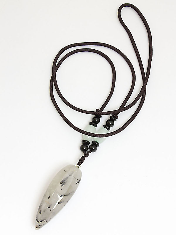 2820. Кулон из натурального горного хрусталя на веревке Лотос. 8710072ГХ