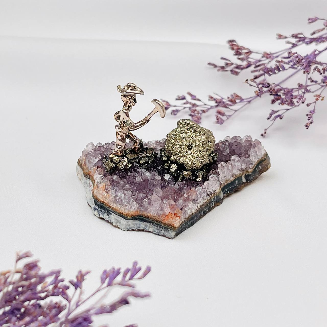Радуга Самоцветов Фигурка Старатель на друзе Аметиста с Пиритом