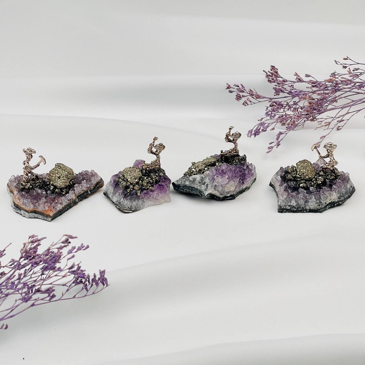 Радуга Самоцветов Фигурка Старатель на друзе Аметиста с Пиритом