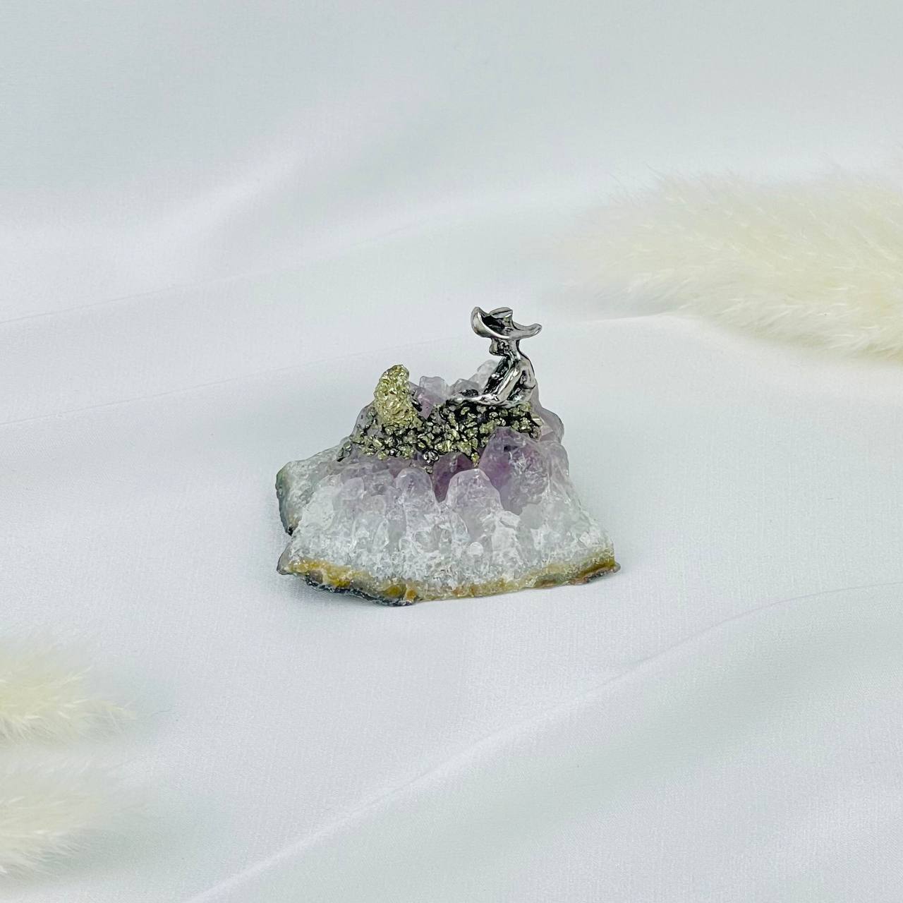 Радуга Самоцветов Фигурка Старатель на друзе Аметиста с Пиритом