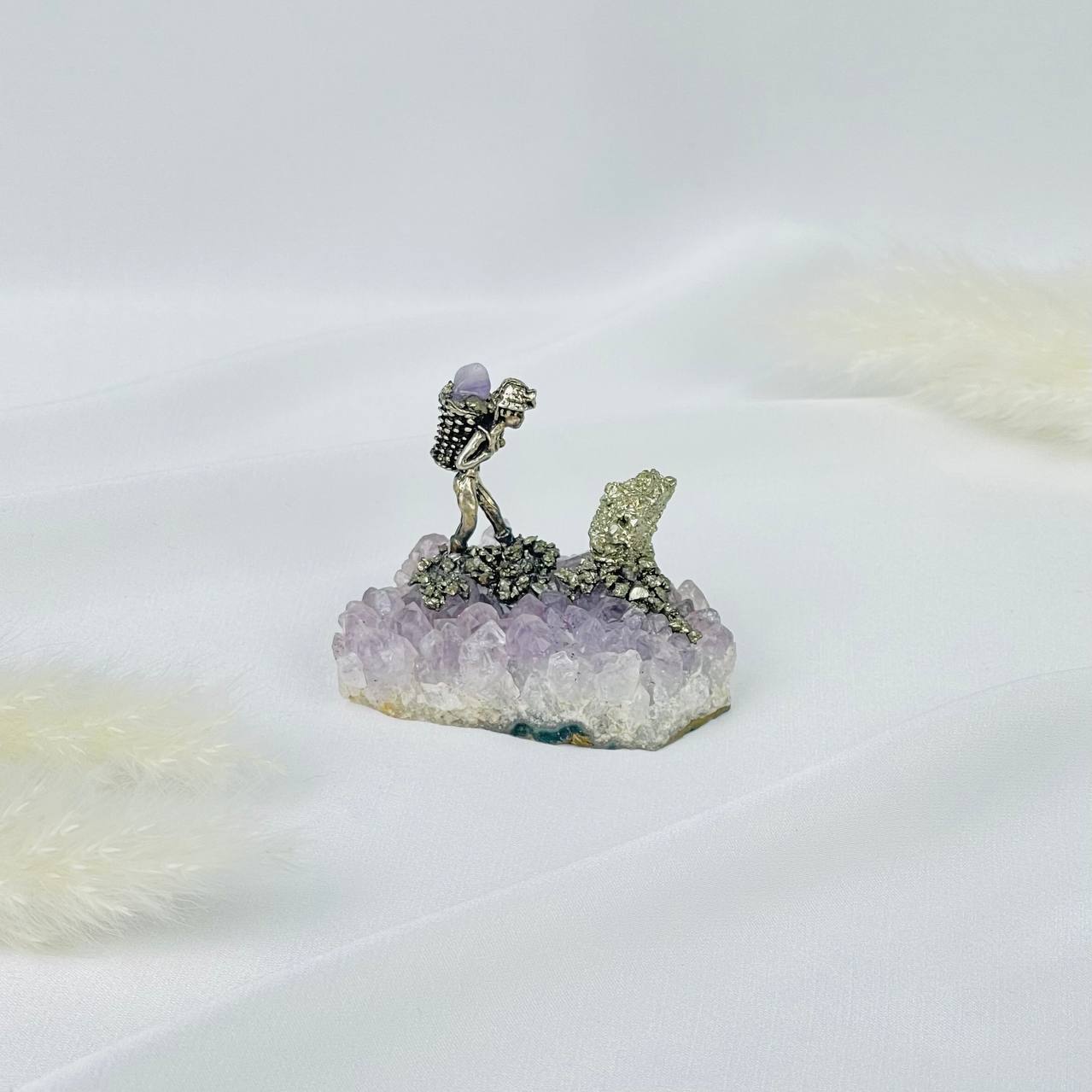 Радуга Самоцветов Фигурка Старатель на друзе Аметиста с Пиритом