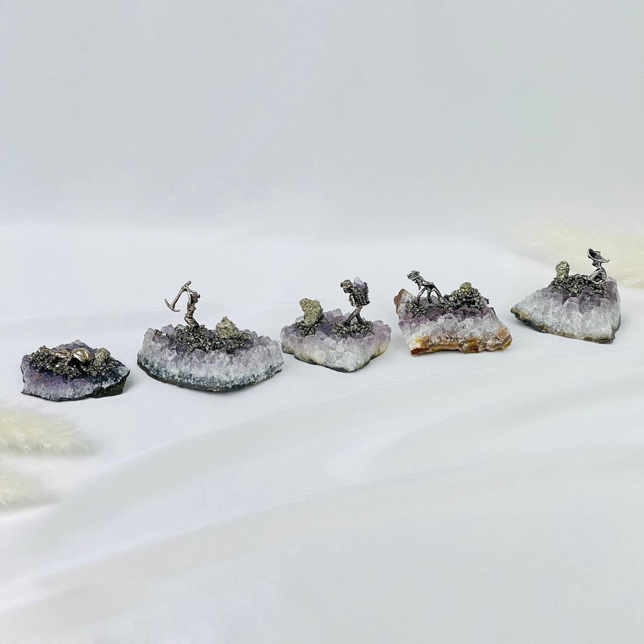 Радуга Самоцветов Фигурка Старатель на друзе Аметиста с Пиритом