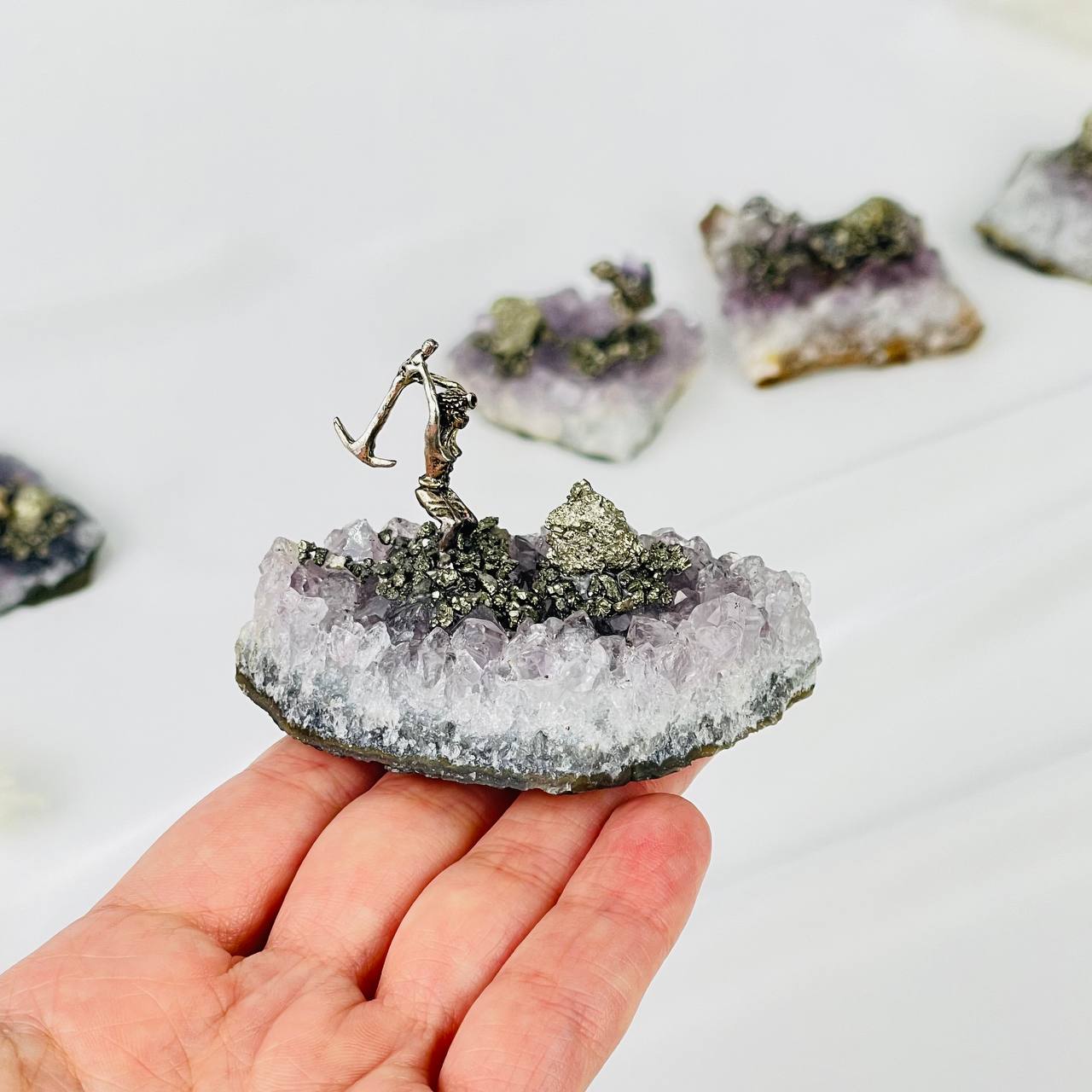 Радуга Самоцветов Фигурка Старатель на друзе Аметиста с Пиритом