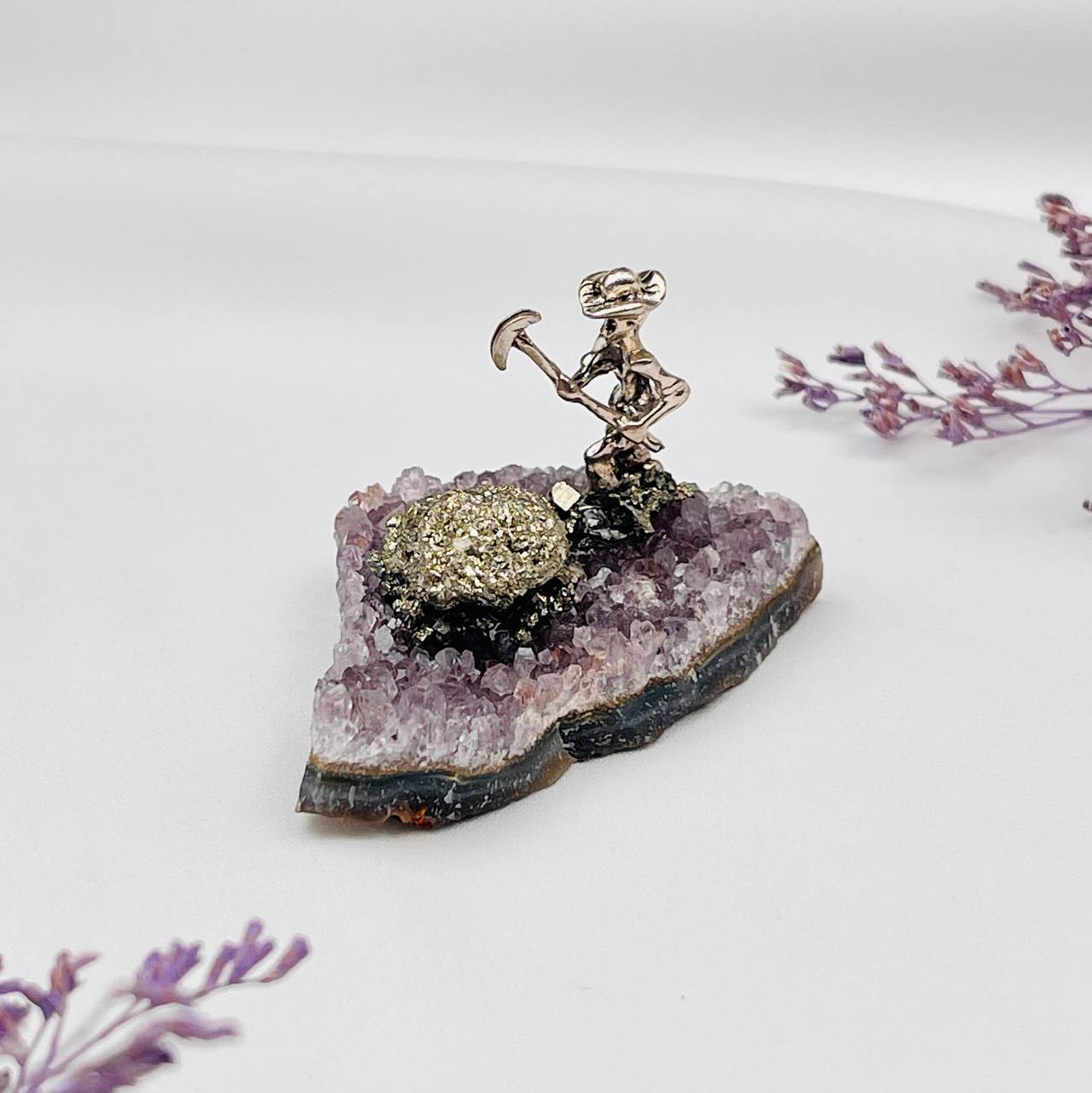 Радуга Самоцветов Фигурка Старатель на друзе Аметиста с Пиритом