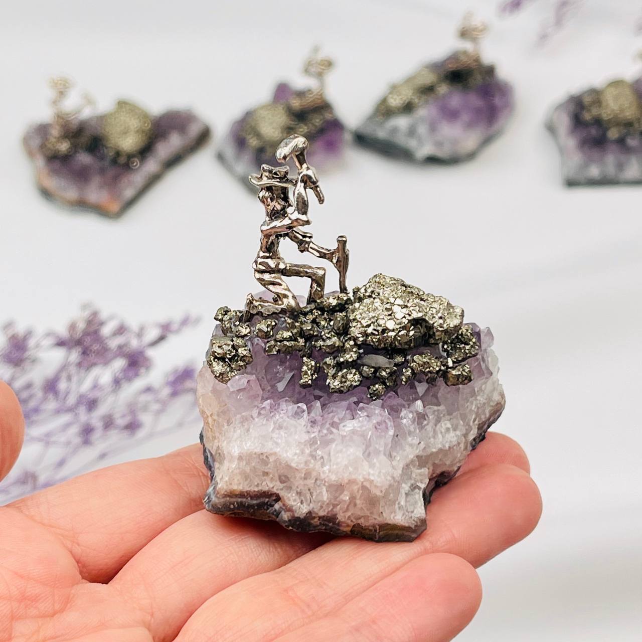 Радуга Самоцветов Фигурка Старатель на друзе Аметиста с Пиритом