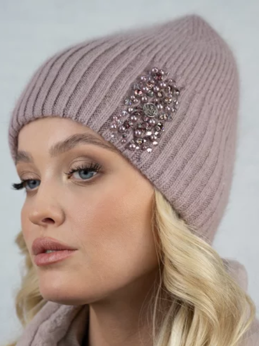 Женская шапочка лопатка с вышивкой из бисера