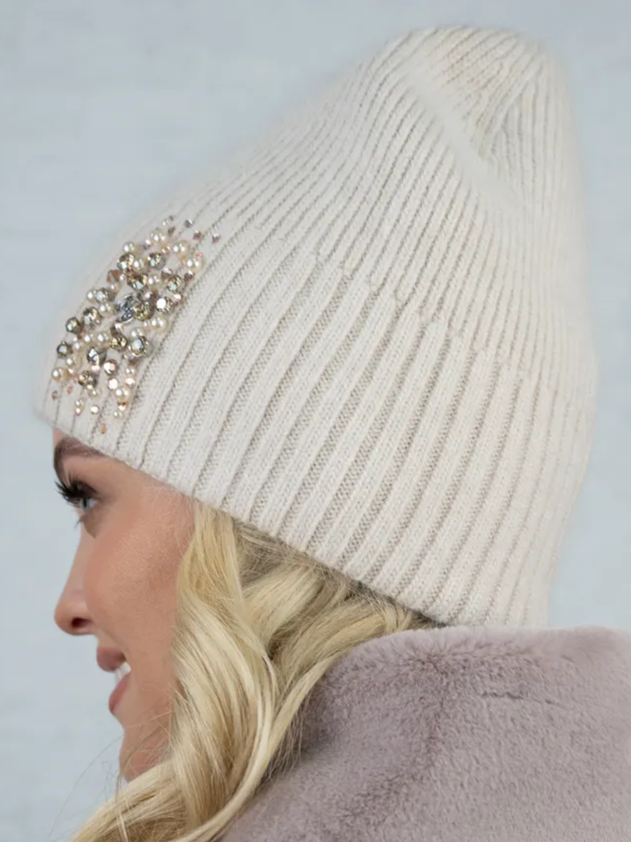 Женская шапочка лопатка с вышивкой из бисера