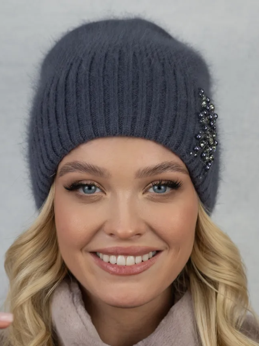 Женская шапочка лопатка с вышивкой из бисера