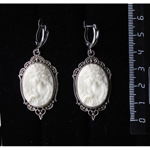 Серьги из  крафтовой смолы, цвет белый, кабошон 