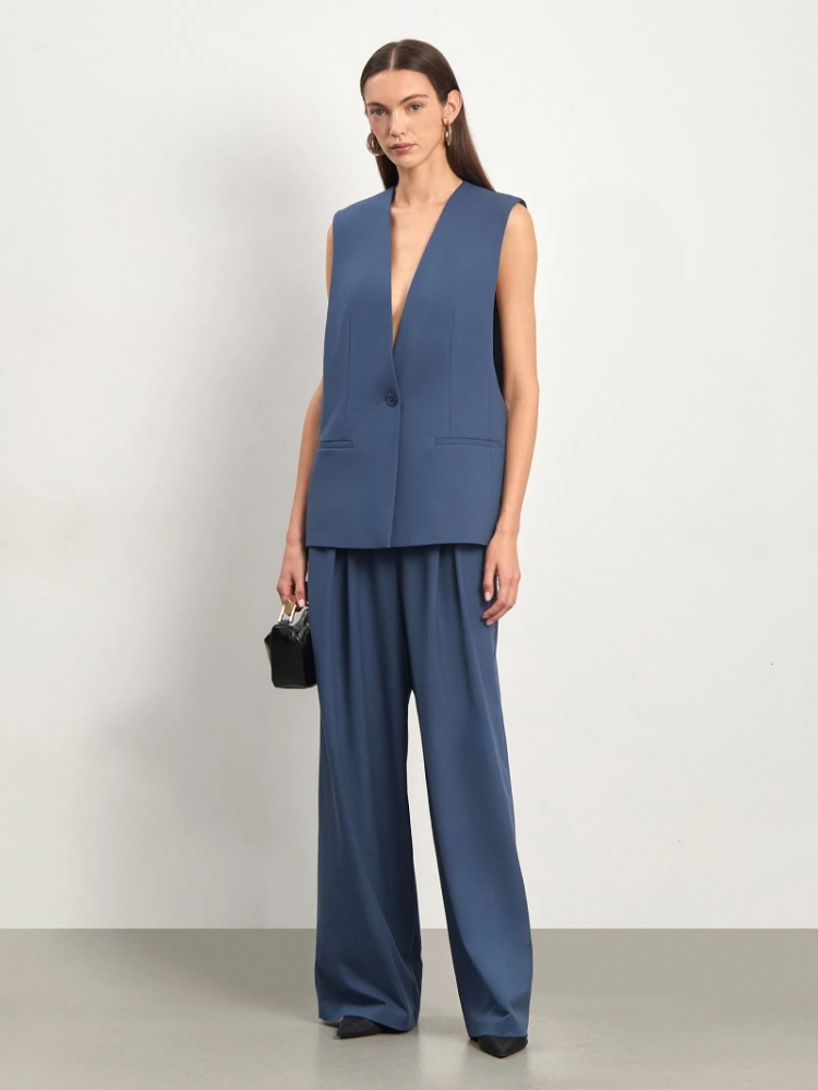 Жилет свободного кроя ,
60% вискоза, 37% полиэстер, 3% эластан ,