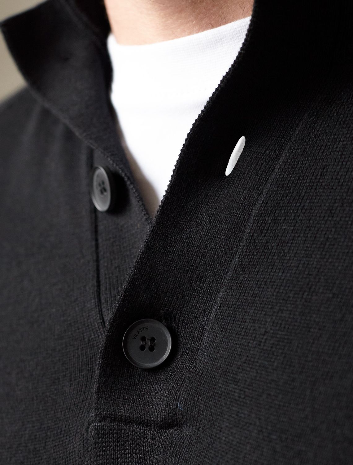 Ст.цена 2390р Джемпер тонкой вязки с застежкой на пуговицы U39.004 черный