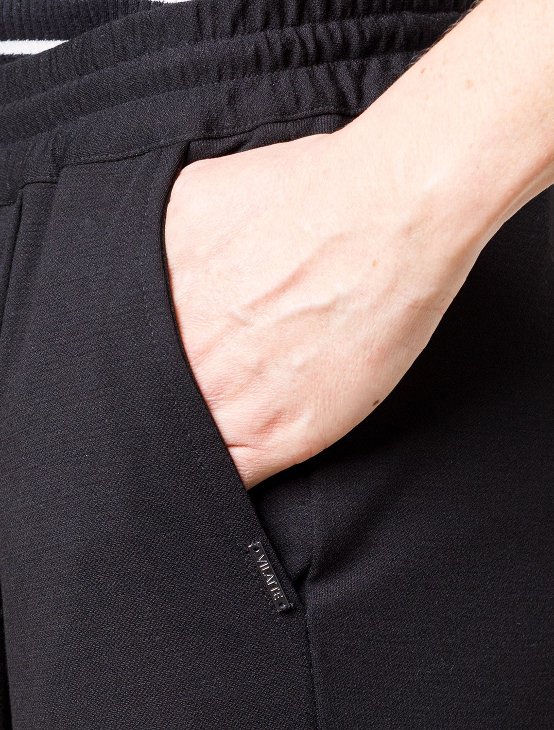 Брюки из тонкого джерси со шнурком D44.132 черный