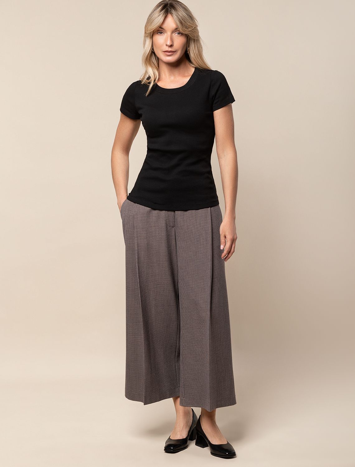 Ст.цена 1190р Футболка из фактурного трикотажа в рубчик D49.043 черный