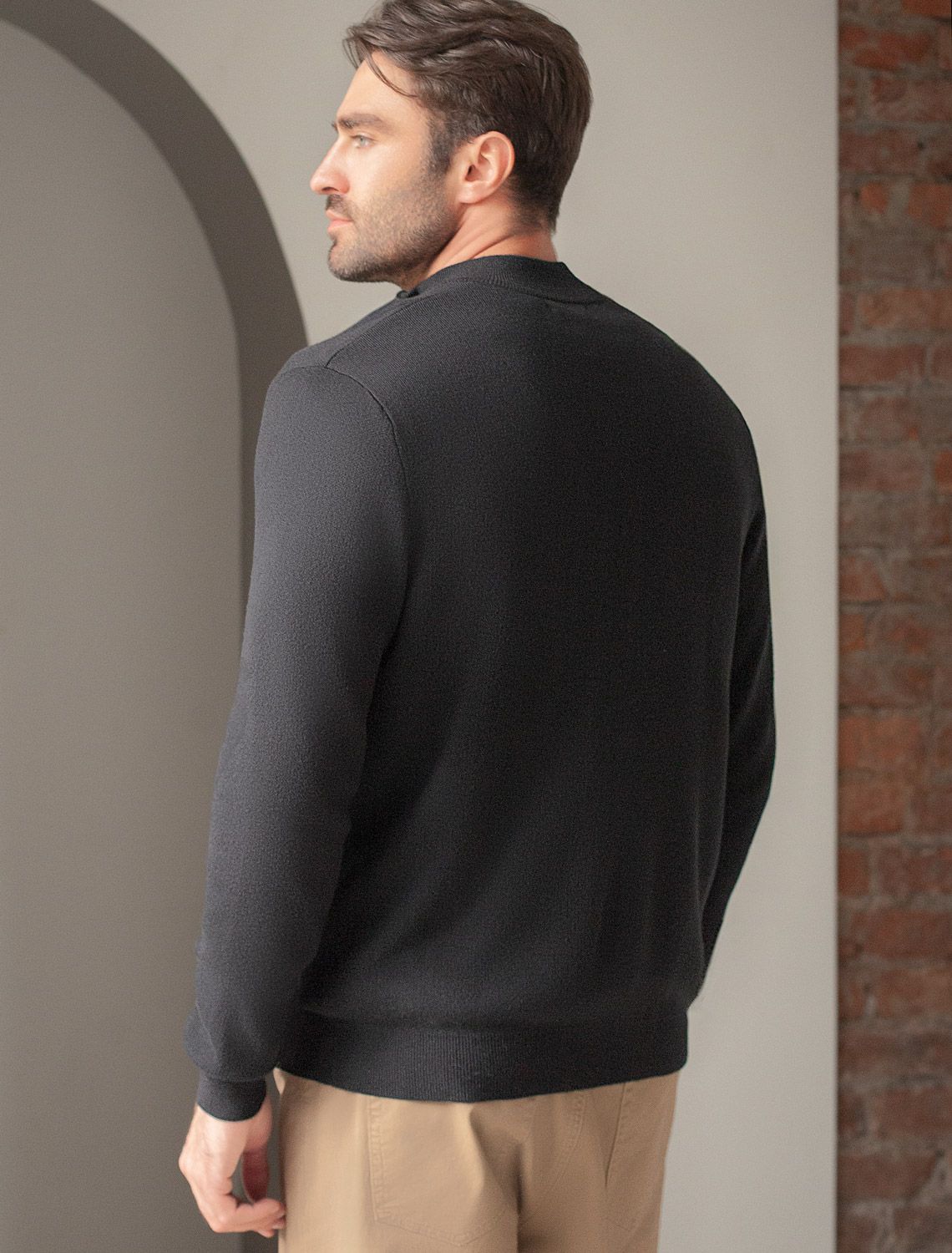 Ст.цена 2490р Джемпер двуслойной вязки из мягкой пряжи с хлопком U39.000 черный