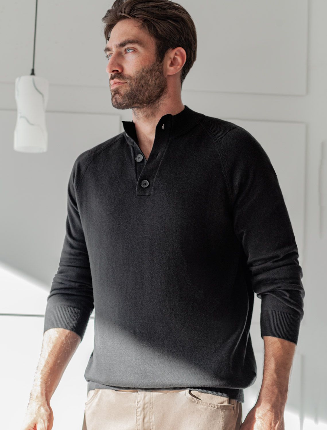 Ст.цена 2390р Джемпер тонкой вязки с застежкой на пуговицы U39.004 черный