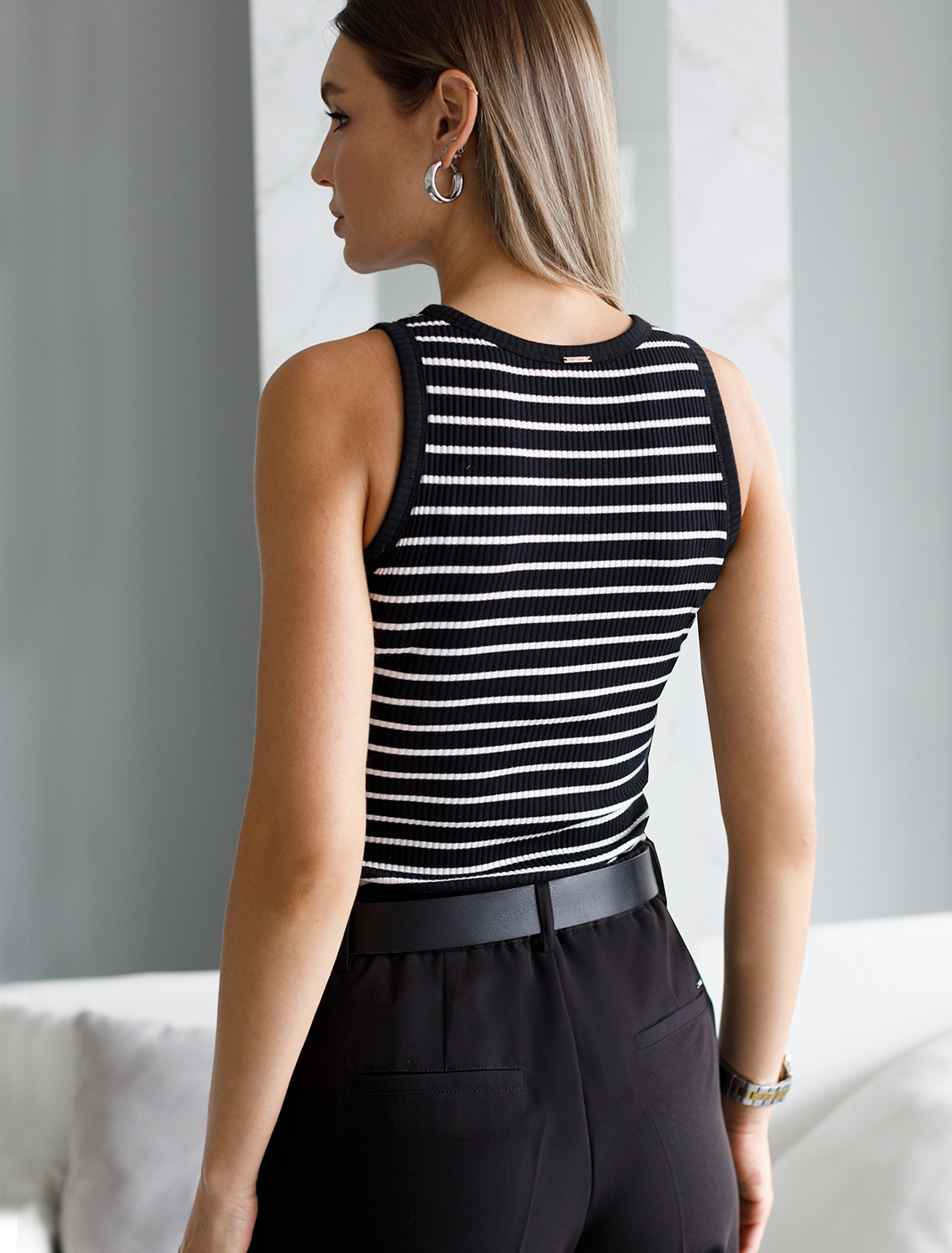 Ст.цена 990р Топ из трикотажа в широкий рубчик D43.223 черный с белым