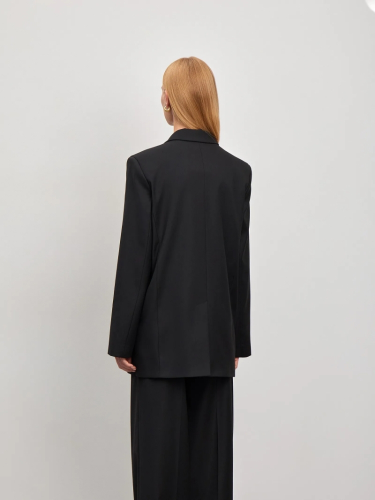 Однобортный жакет прямого кроя ,
60% вискоза, 37% полиэстер, 3% эластан ,