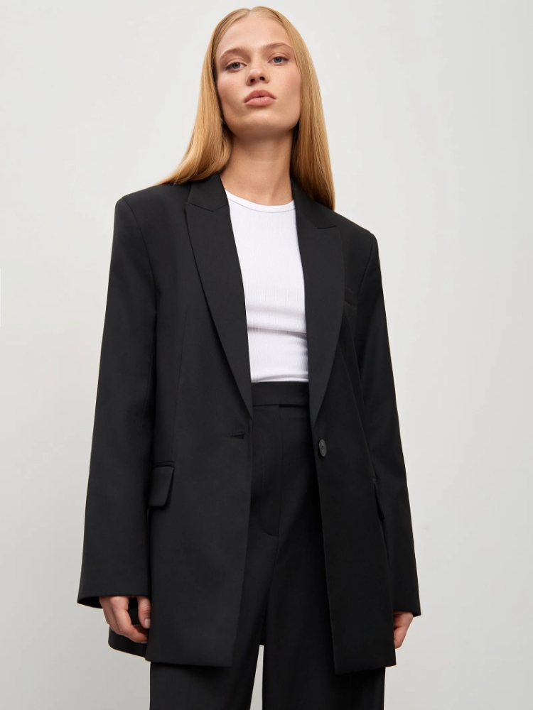 Однобортный жакет прямого кроя ,
60% вискоза, 37% полиэстер, 3% эластан ,