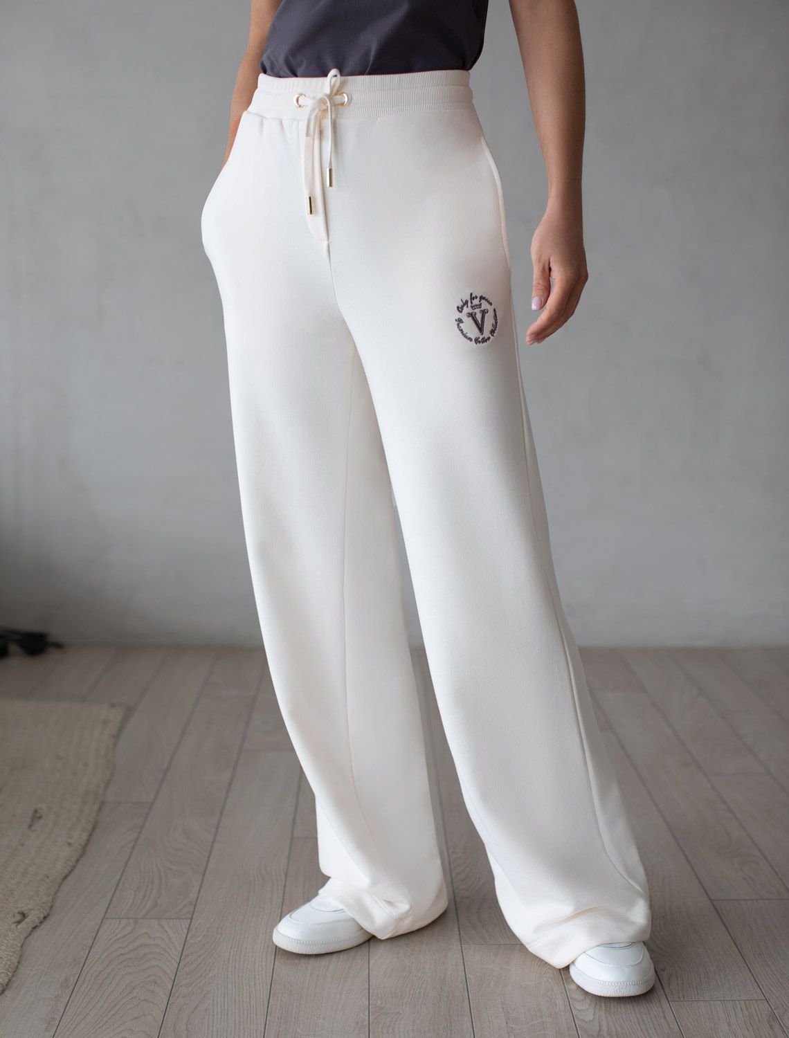 Прямые брюки из петельчатого футера-трехнитки D44.089 молочный