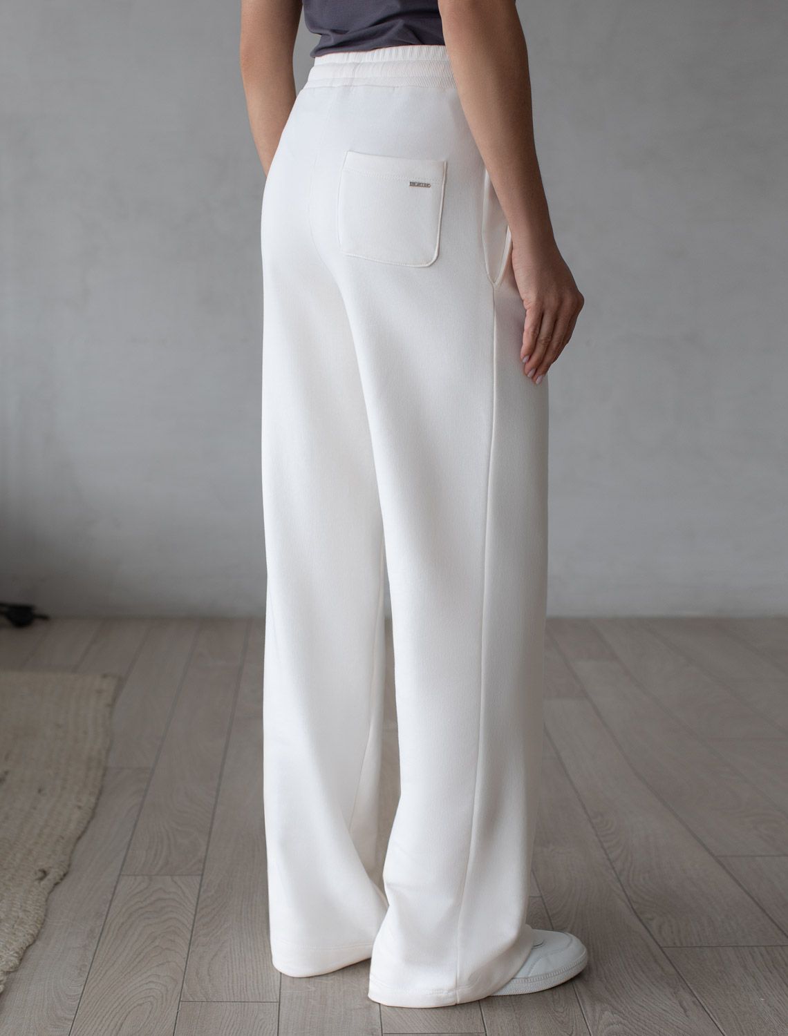 Прямые брюки из петельчатого футера-трехнитки D44.089 молочный