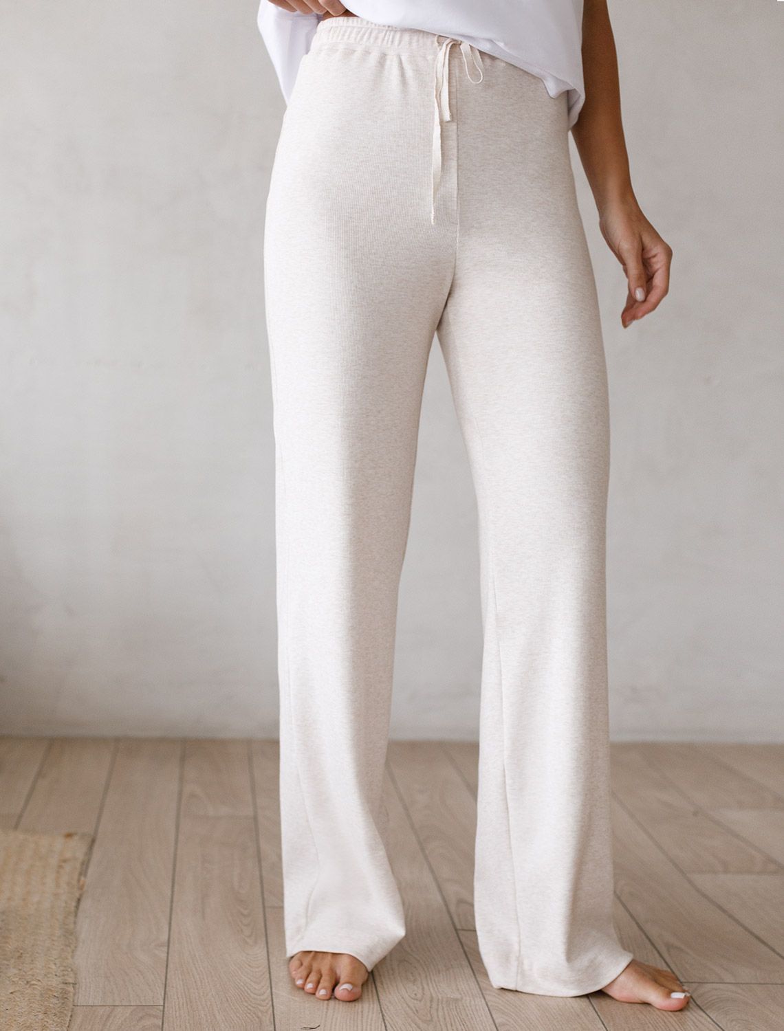 Прямые брюки из фактурного трикотажа в рубчик D44.121 бежевый меланж