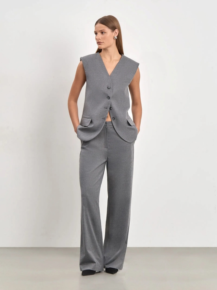 Брюки прямого кроя ,
51% полиэстер, 27% вискоза, 20% шерсть, 2% эластан ,