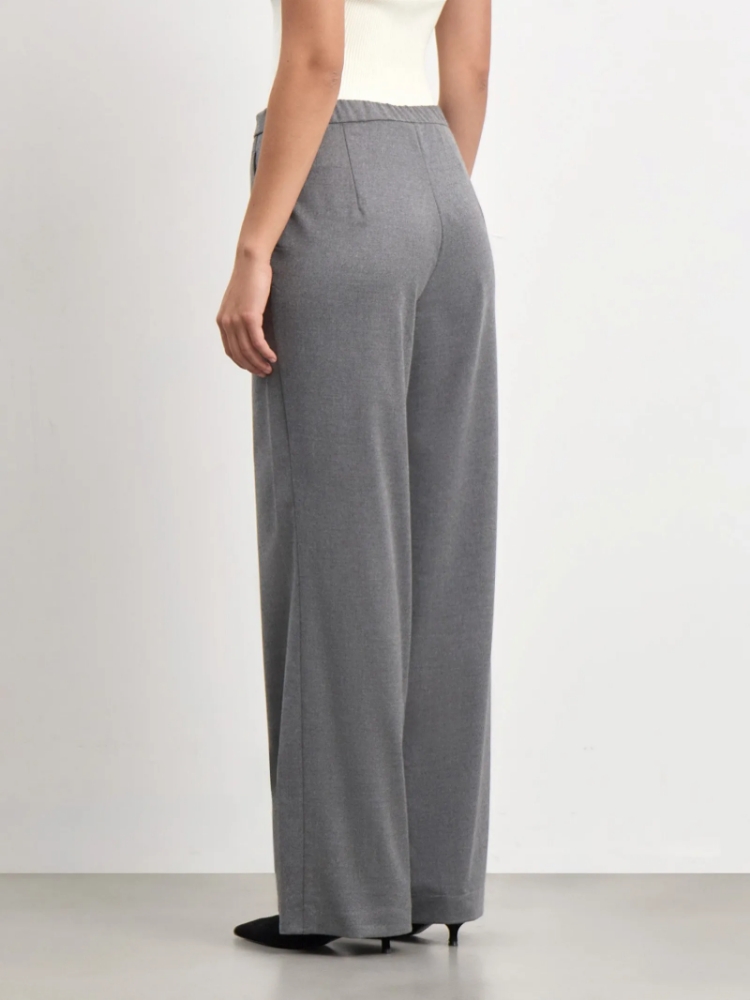 Брюки прямого кроя ,
51% полиэстер, 27% вискоза, 20% шерсть, 2% эластан ,