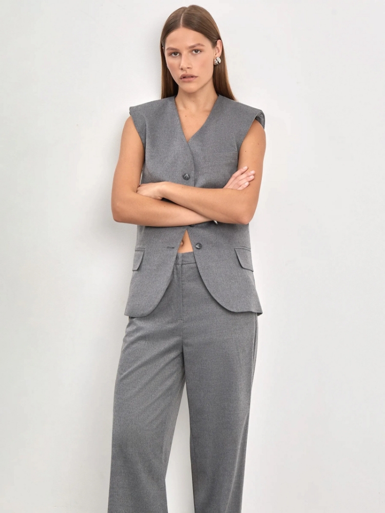 Брюки прямого кроя ,
51% полиэстер, 27% вискоза, 20% шерсть, 2% эластан ,