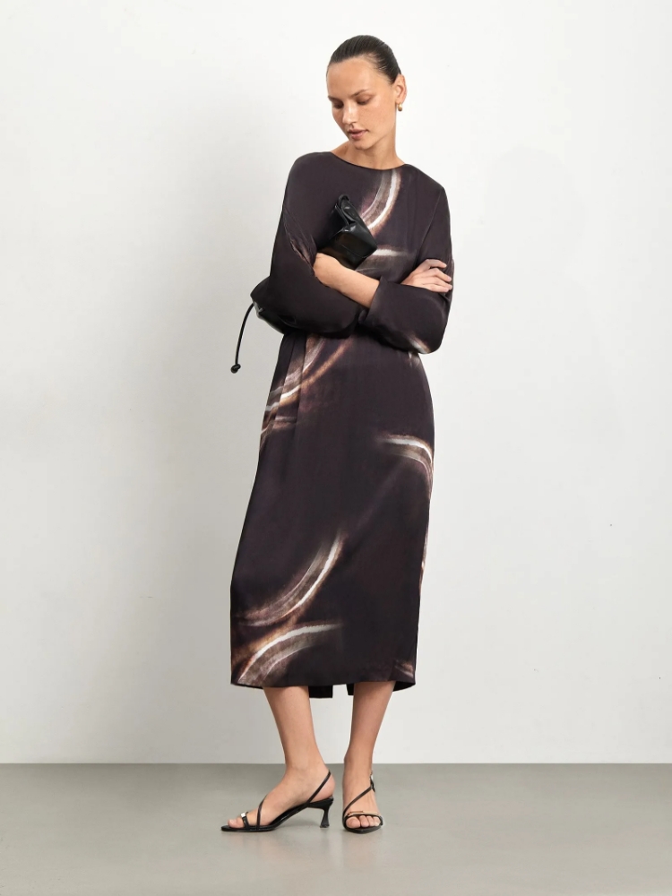 Платье-футляр с вырезом на спине ,
100% вискоза ,