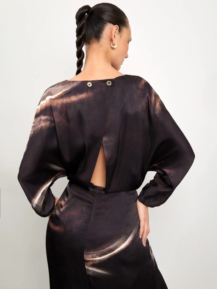 Платье-футляр с вырезом на спине ,
100% вискоза ,