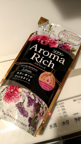 Кондиционер для белья Aroma Rich Juliette с ароматом натуральных масел, LION 400 мл (мягкая упаковка)