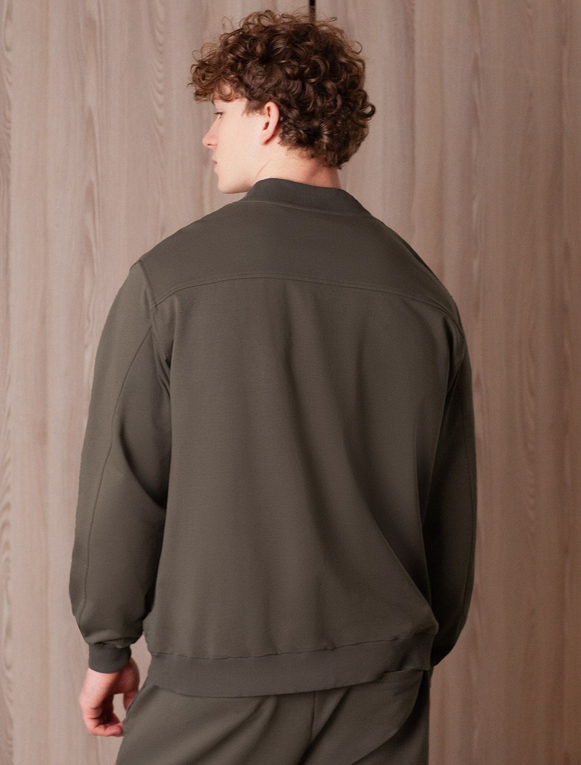 Бомбер из тонкого премиального футера с эластаном U49.034 хаки