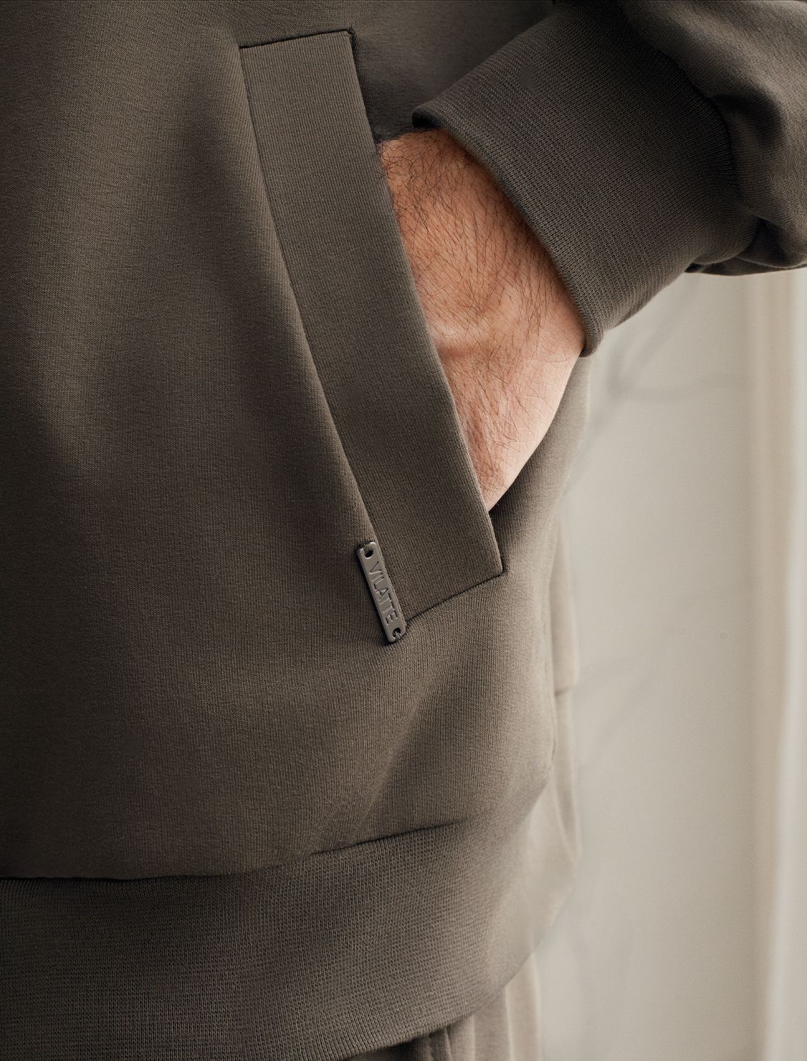 Бомбер из тонкого премиального футера с эластаном U49.034 хаки