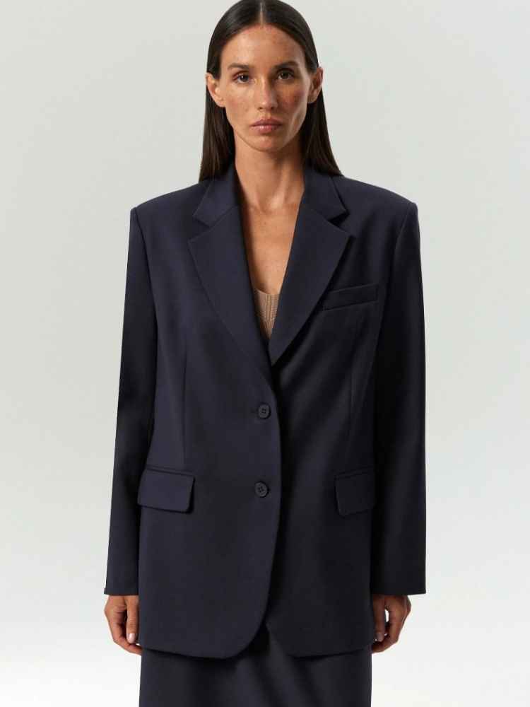 Однобортный жакет прямого кроя ,
60% вискоза, 37% полиэстер, 3% эластан ,