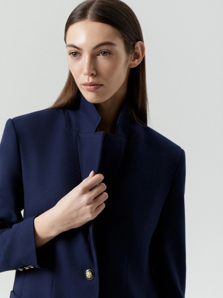 Однобортный жакет ,
65% полиэстер, 32% вискоза, 3% эластан ,