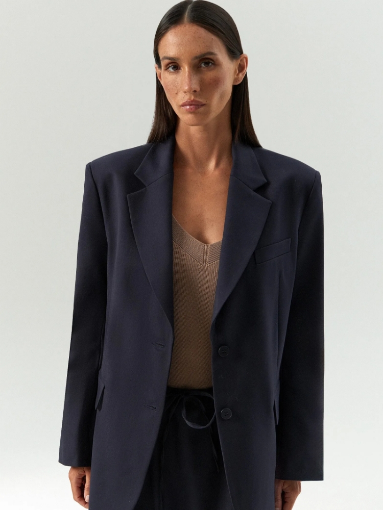 Однобортный жакет прямого кроя ,
60% вискоза, 37% полиэстер, 3% эластан ,