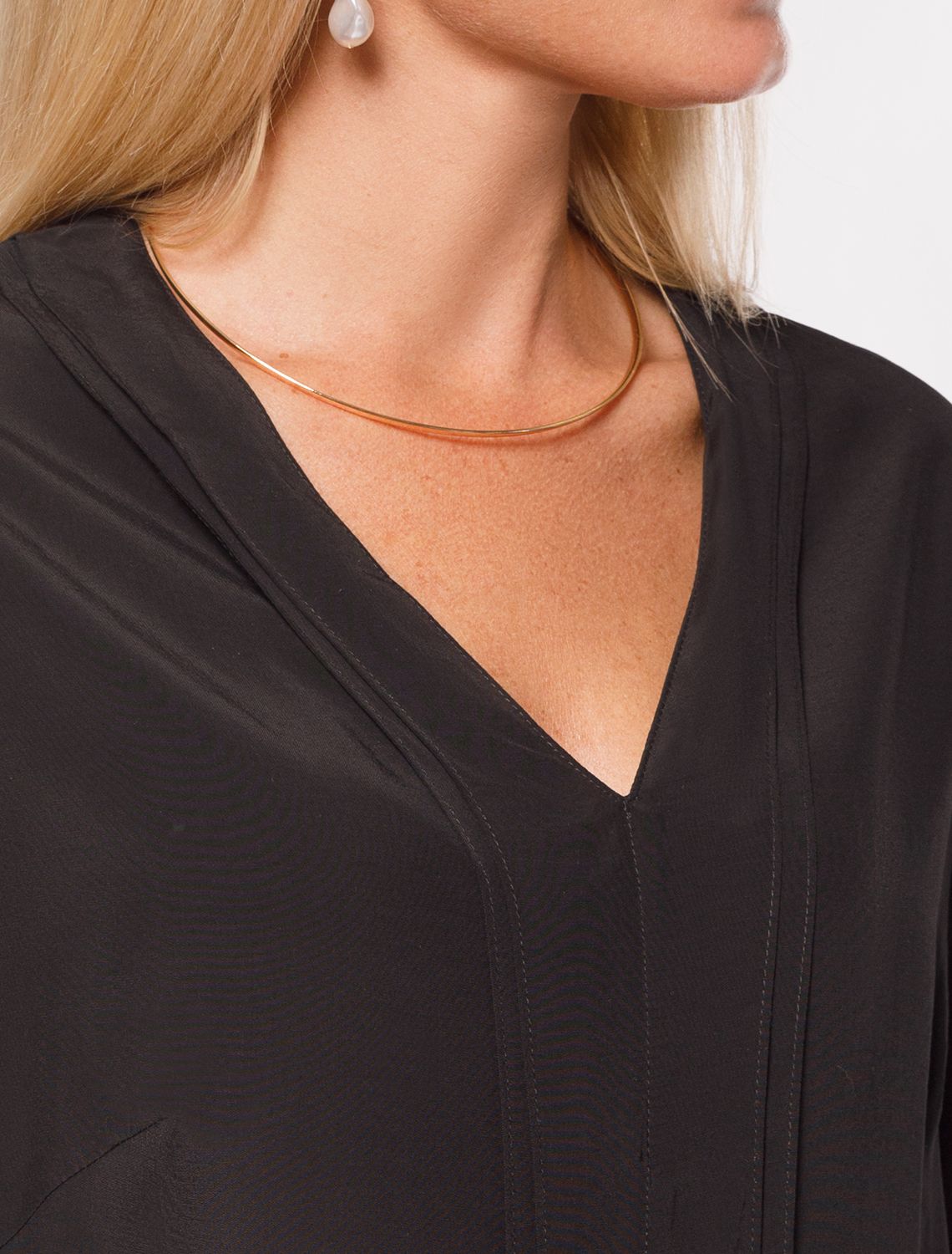 Ст.цена 2190р Летящая блузка из премиальной вискозы и лиоцелла D29.233 черный