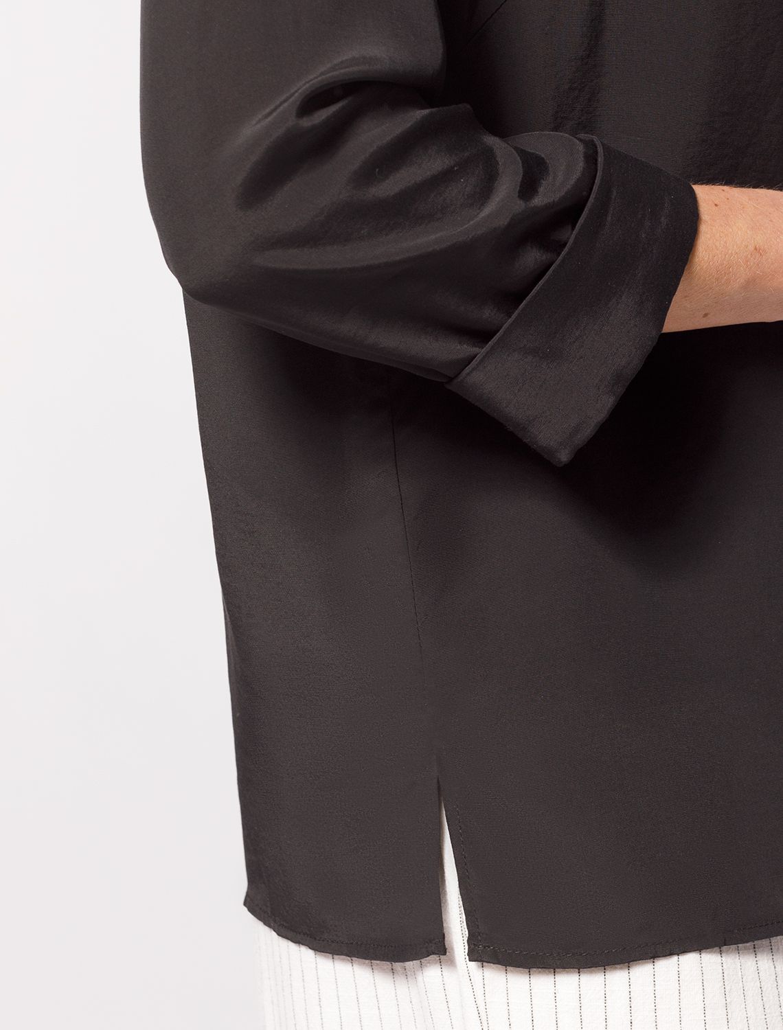 Ст.цена 2190р Летящая блузка из премиальной вискозы и лиоцелла D29.233 черный