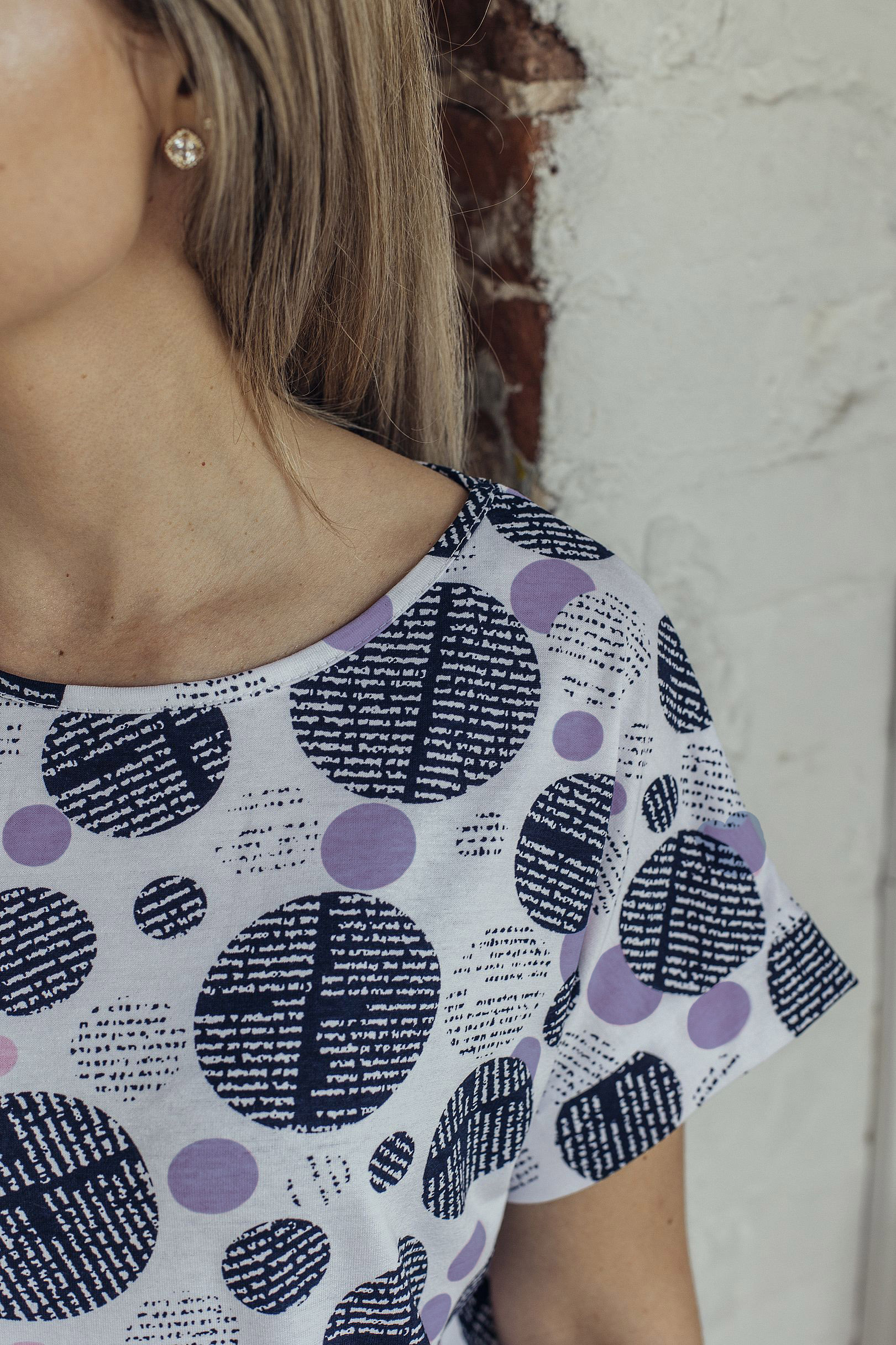 Футболка со спущенным плечом фиолет (М-801)