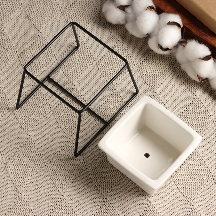 Горшок для цветов «Куб», 200 мл, 8.8×7.5×5.6 см, керамический, на чёрной металлической подставке, белый