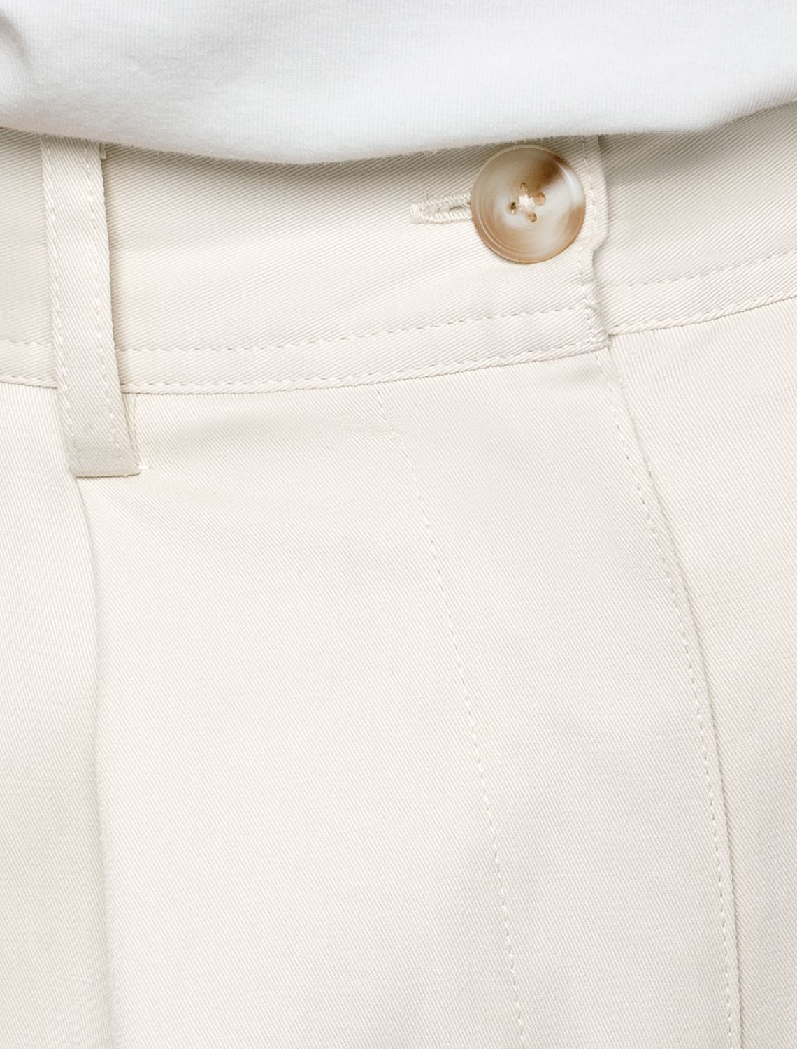 Шорты-бермуды с защипами D28.058 белый